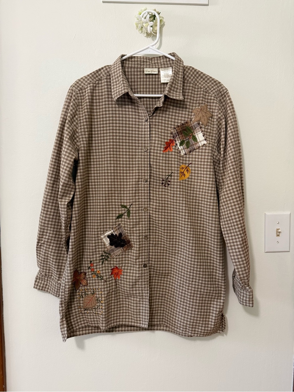 Brown Checkered Long-Sleeve Button-Up Shirt Jacket with Autumn Appliqué